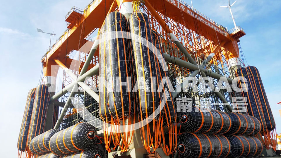 中国第一座深海智能养殖网箱通过助浮气囊成功坐底