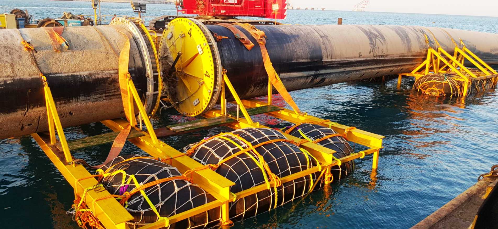 科威特电厂海洋冷却管道运用助浮气囊进行铺设工程