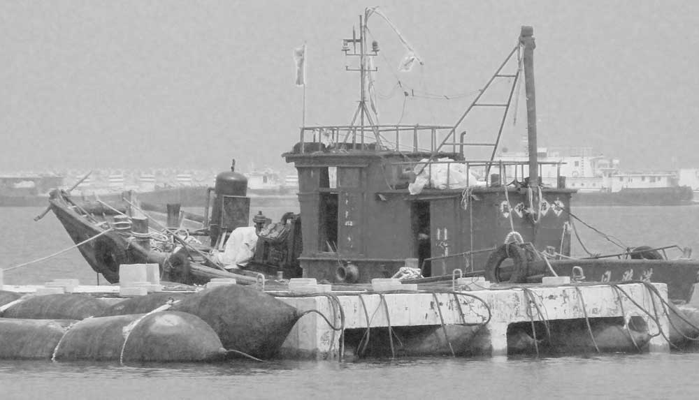南海助浮气囊协助箱涵下水 南海助浮气囊协助箱涵下水
