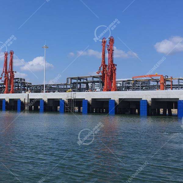 山东南海蓝色锥形橡胶护舷应用
