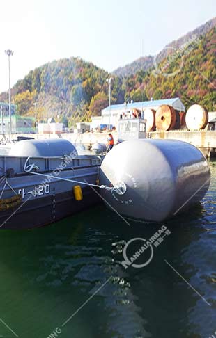 灰色无护套型泡沫护舷