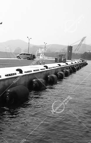 黑色无护套型泡沫护舷安装码头
