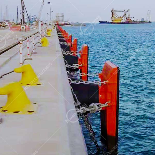 山东南海橘色锥形橡胶护舷应用在码头