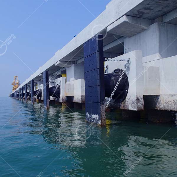 山东南海蓝色锥形橡胶护舷应用在码头