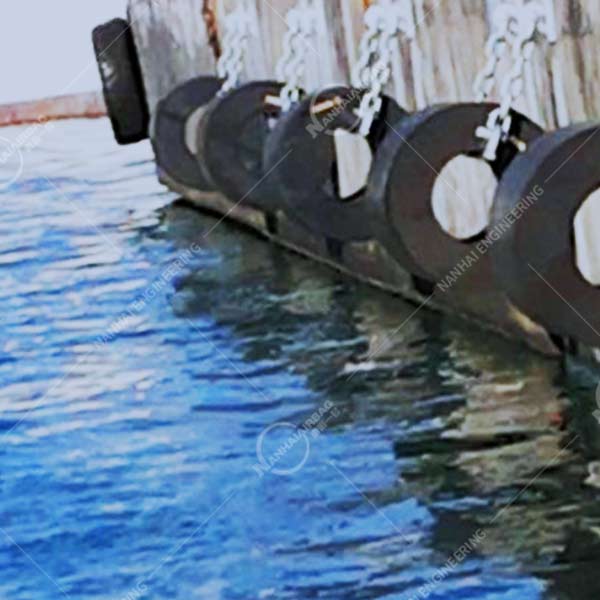 山东南海大型号圆柱形橡胶护舷应用于码头