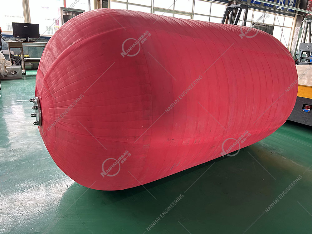 红色船用靠球